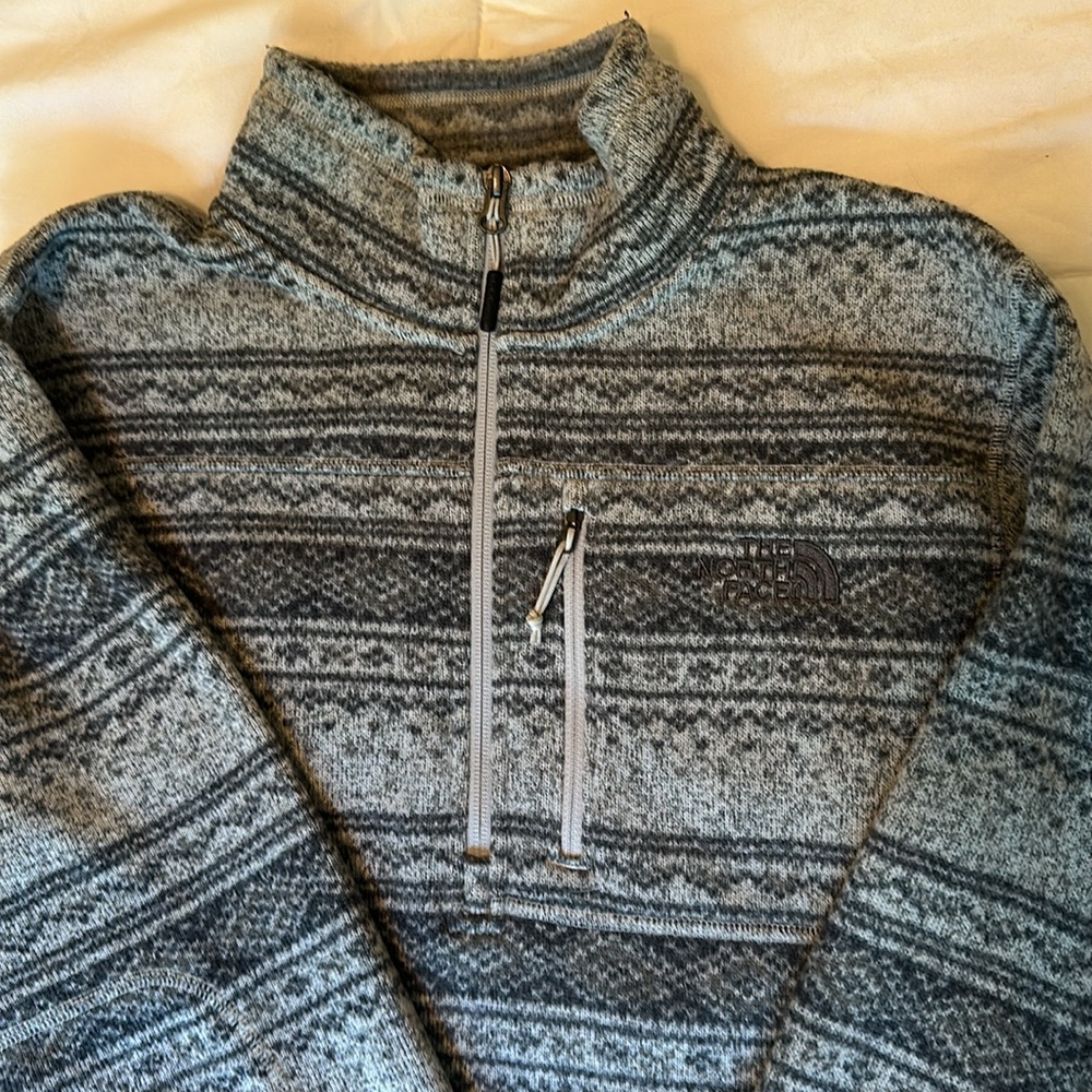 The North Face 1/2 zip. Light& dark gray patterned fleece. Mens size MEDIUM.